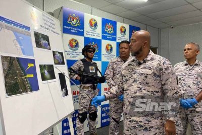 Erwan Shah menunjukkan lokasi penyeludupan hasil maklumat risikan di mana pengemudi bot fiber ini akan melakukan tinjauan dahulu sebelum masuk ke anak sungai untuk menghantar barangan bagi mengelak ditahan.
Foto: SINAR HARIAN/HAZELEN LIANA KAMARUDIN
