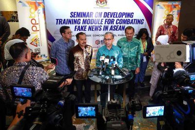 Fahmi ketika sidang media selepas menyempurnakan perasmian "Seminar on Developing Traning Module for Combating Fake News in ASEAN 2025", pada Khamis. Foto Bernama
