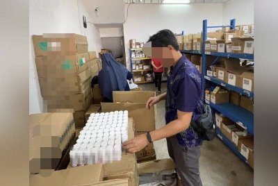 Pegawai penguat kuasa CPF Pahang melakukan pemeriksaan ke atas produk tidak berdaftar termasuk kosmetik dianggarkan bernilai RM 1.5 juta yang ditemui di dua premis di sini Selasa lalu. Foto JKNP