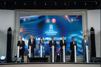 Sanusi (tengah) dan Hui Ying (tiga dari kiri) ketika melancarkan projek NCT InnoSphere di Bukit Kayu Hitam baru-baru ini.