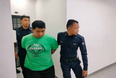 Muhammad Faiz (tengah) mengaku salah di Mahkamah Sesyen Johor Bahru.