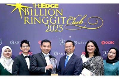 TNB memenangi Anugerah BRC yang berprestij kerana mempunyai pulangan pemegang saham tertinggi dalam tempoh tiga tahun dalam Super Big Cap atau kategori permodalan pasaran melebihi RM40 bilion. Foto FB TNB