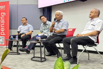 Zairil (dua dari kiri) dan Adil (kanan) menghadiri sesi town hall mengenai projek LRT bersama industri di FIZ yang dianjurkan oleh InvestPenang di PSDC pada Khamis.
