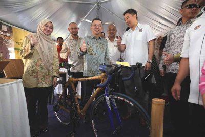 Foong Hin (tengah) melawat reruai pameran sempena program WBD Malaysia 2025 di Model Ladang Buluh TTITC, Hulu Terengganu pada Khamis.