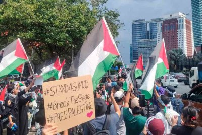 Laungan takbir 'Allahuakbar' dan 'hancur Israel' bergema dalam Himpunan Sumud Flotilla #Stand4Sumud di Jalan Tun Razak, Kuala Lumpur sebagai tanda protes ke atas sekatan misi GSF. Foto: SINAR HARIAN/MUHAMMAD AFHAM RAMLI