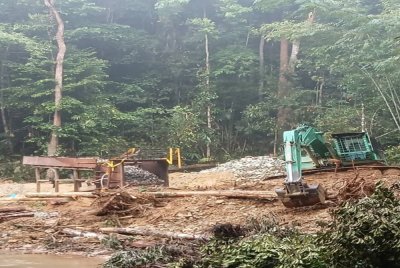 PGA menumpaskan kegiatan melombong emas secara haram di Sungai Kelaik, Gua Musang selepas menahan 12 individu termasuk pemilik menerusi Op Bersepadu Khazanah pada Rabu. Foto PGA