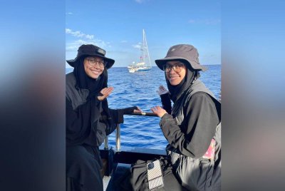 Hazwani (kiri) dan Heliza yang menyertai misi kemanusiaan Global Sumud Flotilla ke Gaza dilaporkan telah ditahan tentera Israel pada pagi Khamis. 