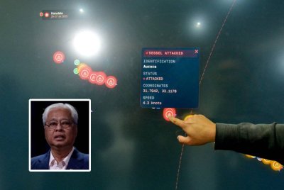 Petugas Pusat Kawalan Sumud Nusantara (SNCC) giat mengemas status terkini pelayaran Misi GSF serta maklumat rakyat Malaysia yang dipintas dan terputus hubungan ketika menuju ke Gaza.
FOTO: BERNAMA
Setakat 7:50 pagi waktu Malaysia, 17 rakyat Malaysia di atas lima kapal yang menyertai misi kemanusiaan tersebut disahkan terputus hubungan dengan SNCC hari ini. Gambar kecil: Ismail Sabri
-- fotoBERNAMA (2025) HAK CIPTA TERPELIHARA