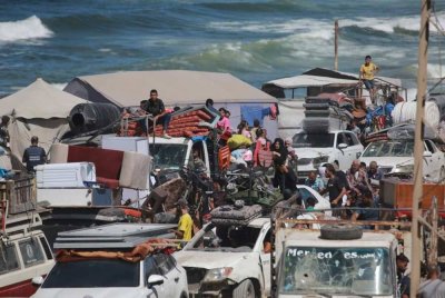 Perjalanan penduduk Palestin ke selatan makin sukar susulan penutupan laluan di tengah wilayah itu.