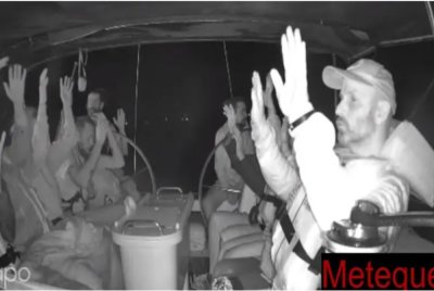 Tangkap layar menunjukkan kesemua aktivis mengangkat tangan sejurus sebuah kapal dipintas tentera Israel pada awal pagi Khamis. Foto Agensi