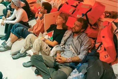 Aktivis Sweden, Greta Thunberg (tengah) dan aktivis Brazil, Thiago Avila (kanan), bersama aktivis-aktivis lain selepas tentera laut Israel memintas Global Sumud Flotilla yang membawa bantuan kemanusiaan ke Gaza. Foto AFP