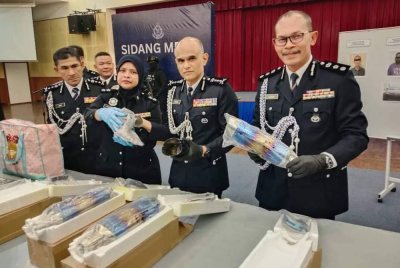 Shazeli (dua dari kanan) menunjukkan ekzos yang dirampas dalam sidang akhbar di IPK Selangor pada Khamis.