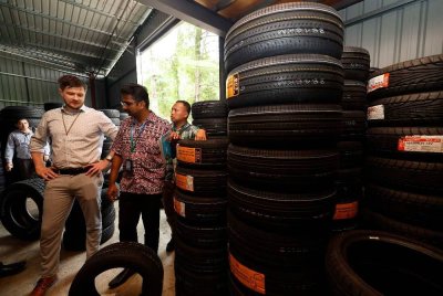 Wakil daripada lapan syarikat pengeluar tayar membantu proses pemeriksaan dan pengesahan ketulenan tayar hasil kegiatan penyeludupan dan pemalsuan dokumen, yang disita menerusi Op Grip pada Khamis. Foto Bernama