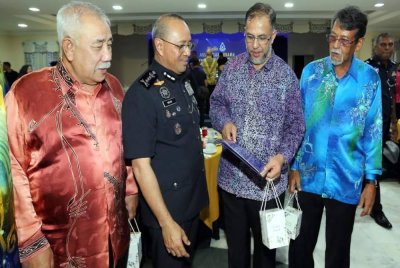 Noor Hisam (dua dari kiri) menyantuni bekas Timbalan Ketua Polis Perak, Deputi Komisioner Zulkafli Sariaat (dua dari kanan) sempena Majlis Meraikan Pesara dan Bakal Pesara Warga Kerja PDRM Kontinjen Perak Tahun 2025 pada Khamis.