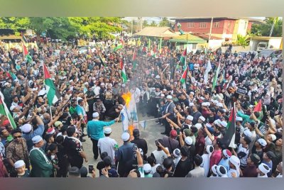 Peserta Himpunan & Flashmob Solidariti Sumud Flotilla di hadapan Masjid Rusila, Marang membakar bendera Israel bagi menyatakan bantahan terhadap penahanan aktivis kemanusiaan yang menyertai misi GSF pada Khamis. Foto Krew MarangTV
