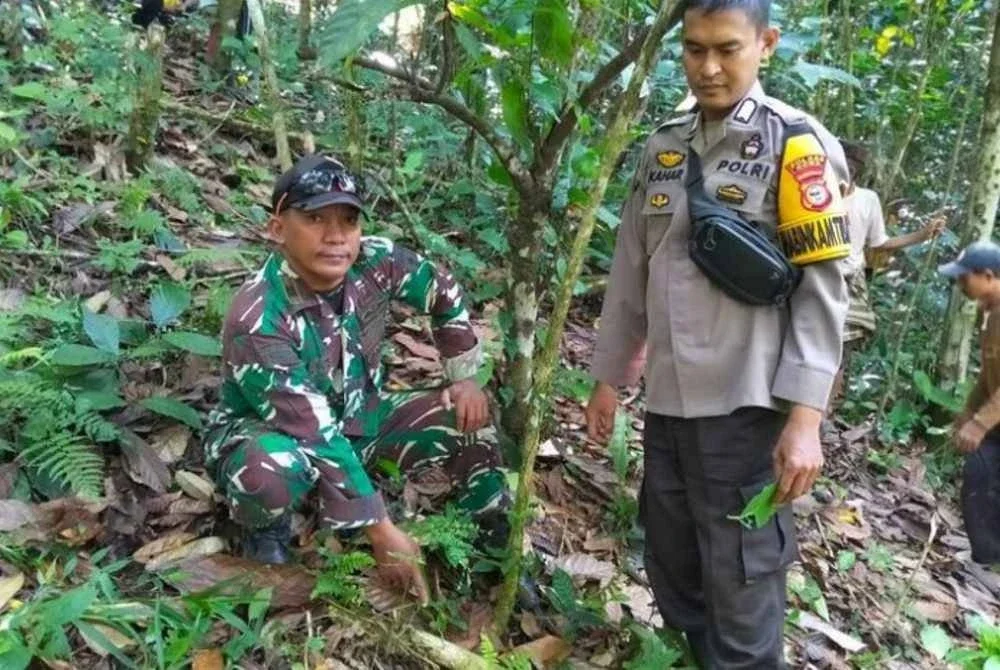 Pihak berkuasa menunjukkan lokasi AM ditemui bersama sebilah badik. Foto Agensi