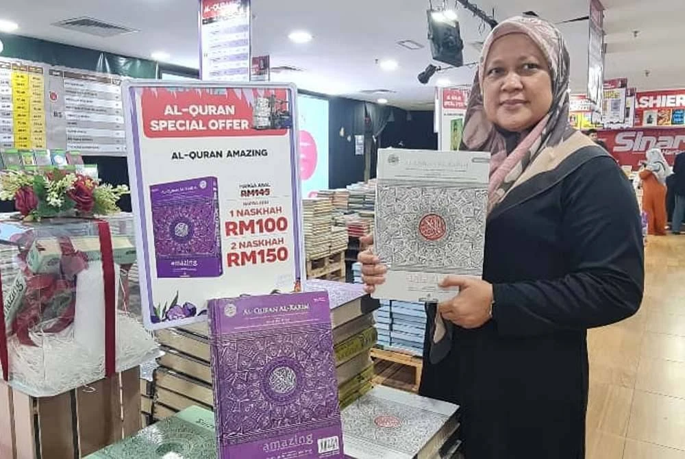 Roziyana bersama Al-Quran Amazing yang dijual dengan harga istimewa RM100 sempena Jualan Gudang Karangkraf 2025 di Shah Alam.