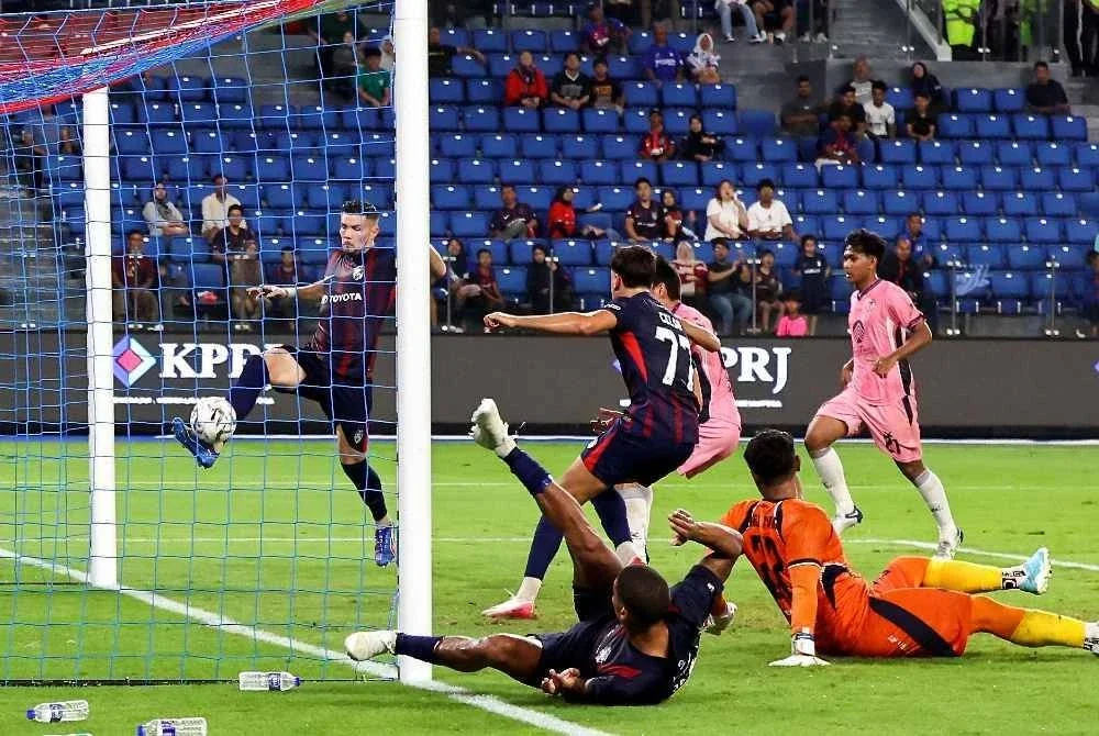 Pemain JDT, Romel Oswaldo Morales Ramirez (kiri) melengkapkan jaringan hatrik ketika menentang UM Damansara United, pada Perlawanan Kedua Pusingan 16 Piala FA, di Satdium Sultan Ibrahim pada Khamis. Foto Bernama