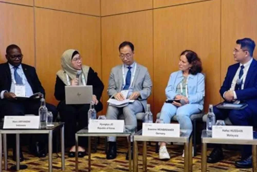 Dari kanan: Dr Hafez, Susanne, Hyungkyu, Woro Ariyandini dan Patrick Siampwili terlibat dalam sesi interaktif dengan topik Mempertingkatkan Pemulihan dan Kembali Bekerja pada WSSF 2025 di Pusat Konvensyen Kuala Lumpur pada Rabu.