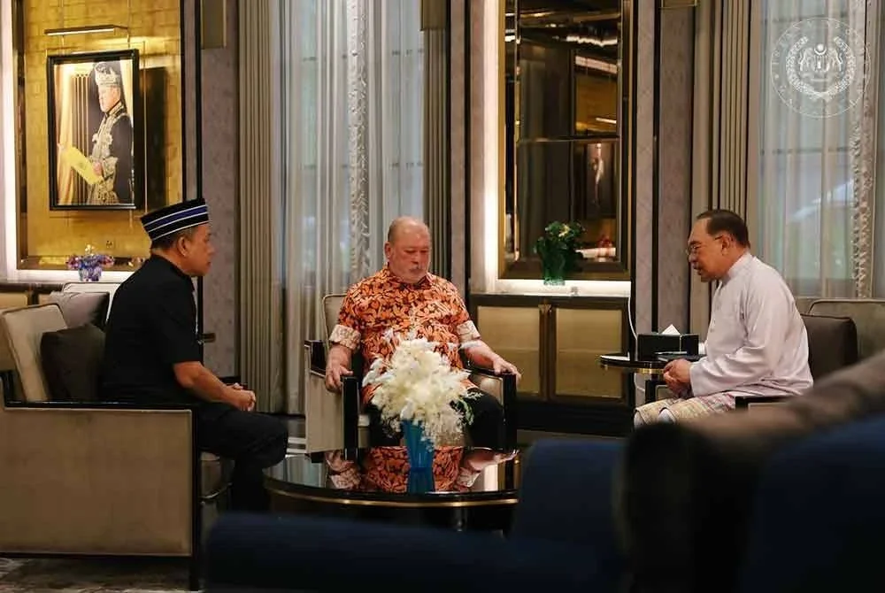 Sultan Ibrahim berkenan menerima menghadap Perdana Menteri, Datuk Seri Anwar Ibrahim di Istana Bukit Tunku di sini hari ini - Foto: FB Sultan Ibrahim Sultan Iskandar