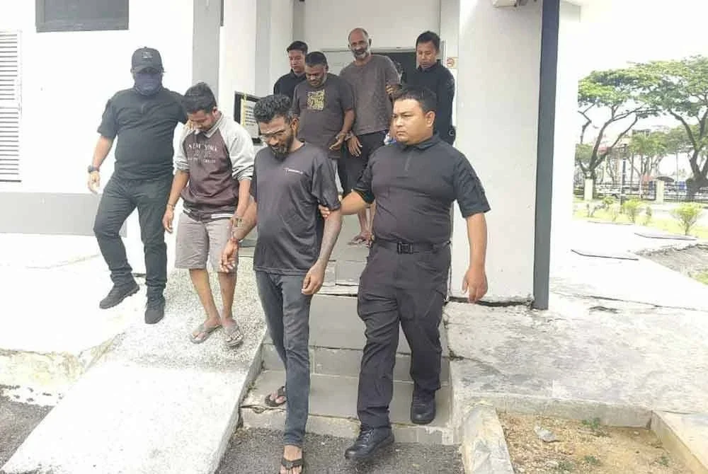 Semua tertuduh dibawa keluar dari Mahkamah Seksyen Kuala Selangor pada Jumaat.