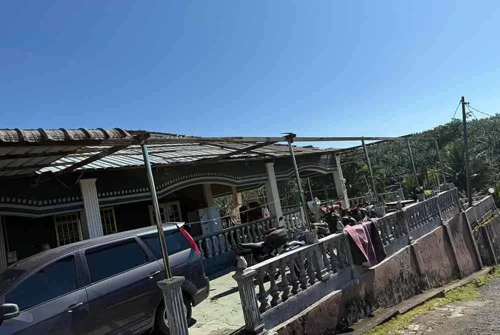 Antara rumah penduduk yang terjejas akibat ribut dan angin kencang yang melanda di Felda Taib Andak - Foto: FB Mohd Jafni Md Shukor