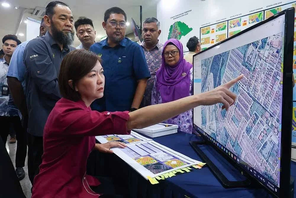 Sandrea melihat perincian Draf Rancangan Tempatan Bandaraya Ipoh 2035 (Pengubahan) ketika hadir ke Bangunan Majlis Bandaraya Ipoh pada Jumaat.