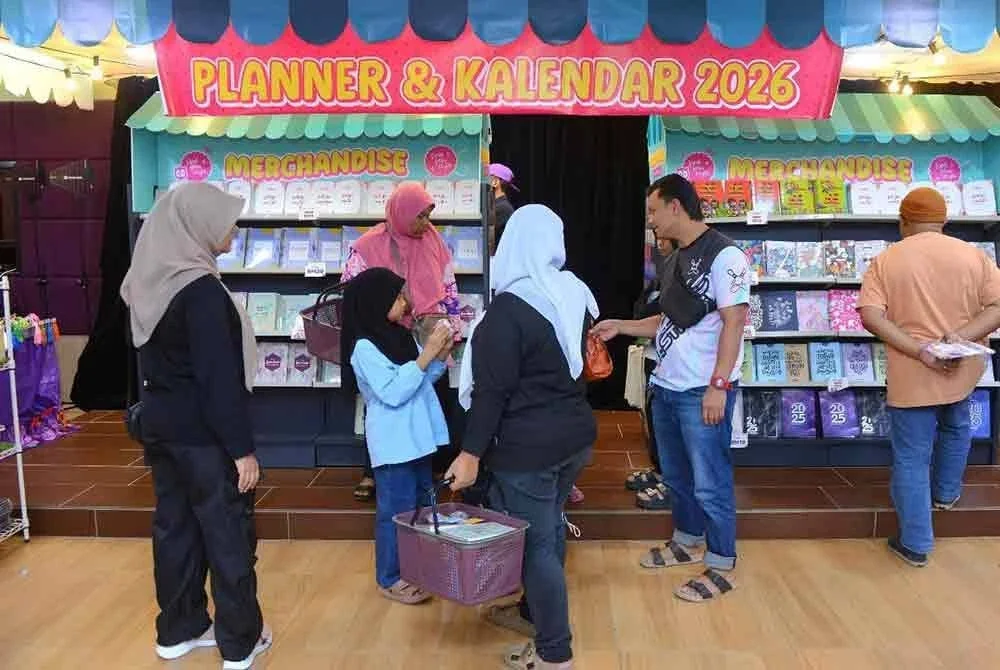 Pengunjung tidak melepaskan peluang membelek buku perancangan dan kalender 2026 yang dijual di Jualan Gudang Karangkraf 2025 di Kompleks Karangkraf, Shah Alam pada Khamis. FOTO: MOHD HALIM ABDUL WAHID