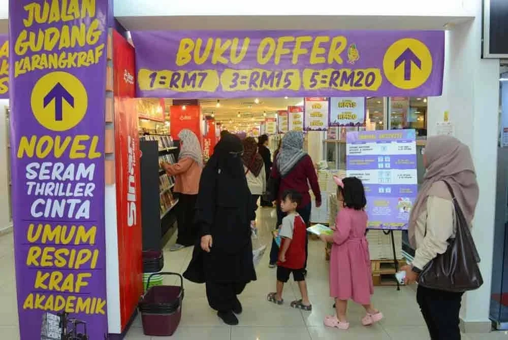 Jualan Gudang Karangkraf 2025 berlangsung dari 26 September hingga 5 Oktober di Kompleks Karangkraf, Shah Alam. FOTO: MOHD HALIM ABDUL WAHID