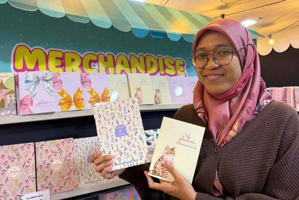 Norhaslinda bersama buku perancang paling laris pada Jualan Gudang Karangkraf 2025.