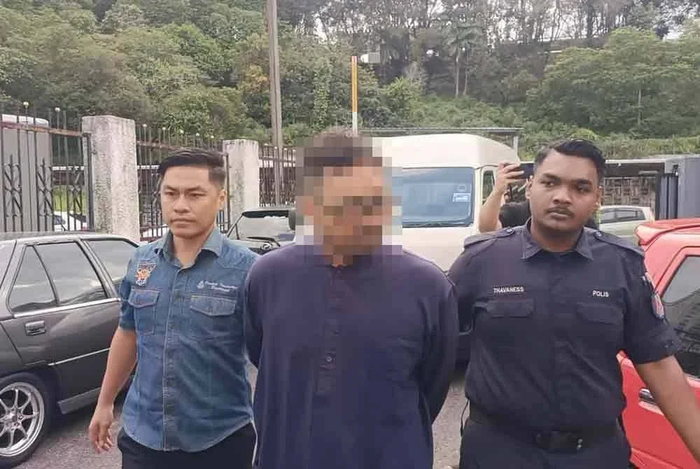 Tertuduh diiringi polis di mahkamah pada Jumaat.