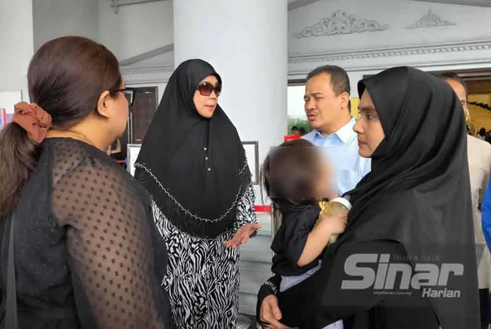 Pelakon dan aktivis, Rafidah Ibrahim (kanan) turut hadir ke Mahkamah Tinggi Kuala Lumpur pada Jumaat bagi prosiding kes berkaitan pertikaian milikan tanah di Kampung Sungai Baru. Foto Sinar Harian