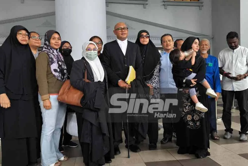 Sebahagian daripada 23 penduduk Kampung Sungai Baru hadir ke Mahkamah Tinggi Kuala Lumpur pada Jumaat.