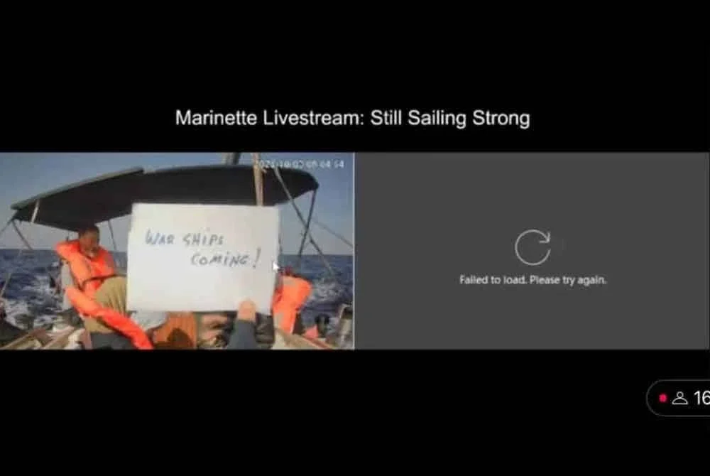 Aktivis memaklumkan kehadiran sebuah kapal perang.