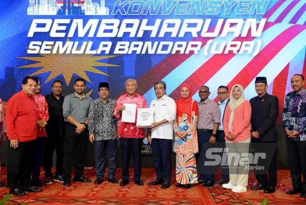 Johari (tujuh dari kanan) menyerahkan resolusi kepada Ahmad Zahid pada Konvensyen PSB di WTCKL pada Jumaat. FOTO: SINAR HARIAN/MOHD HALIM ABDUL WAHID