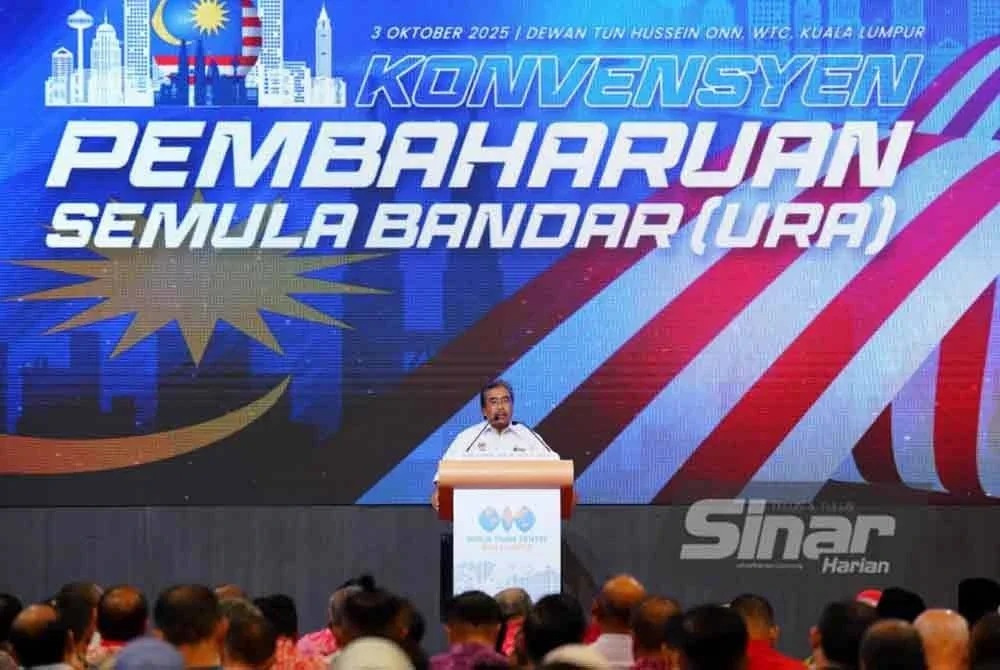 Johari berucap pada Konvensyen PSB di (WTCKL) pada Jumaat. FOTO: SINAR HARIAN/MOHD HALIM ABDUL WAHID