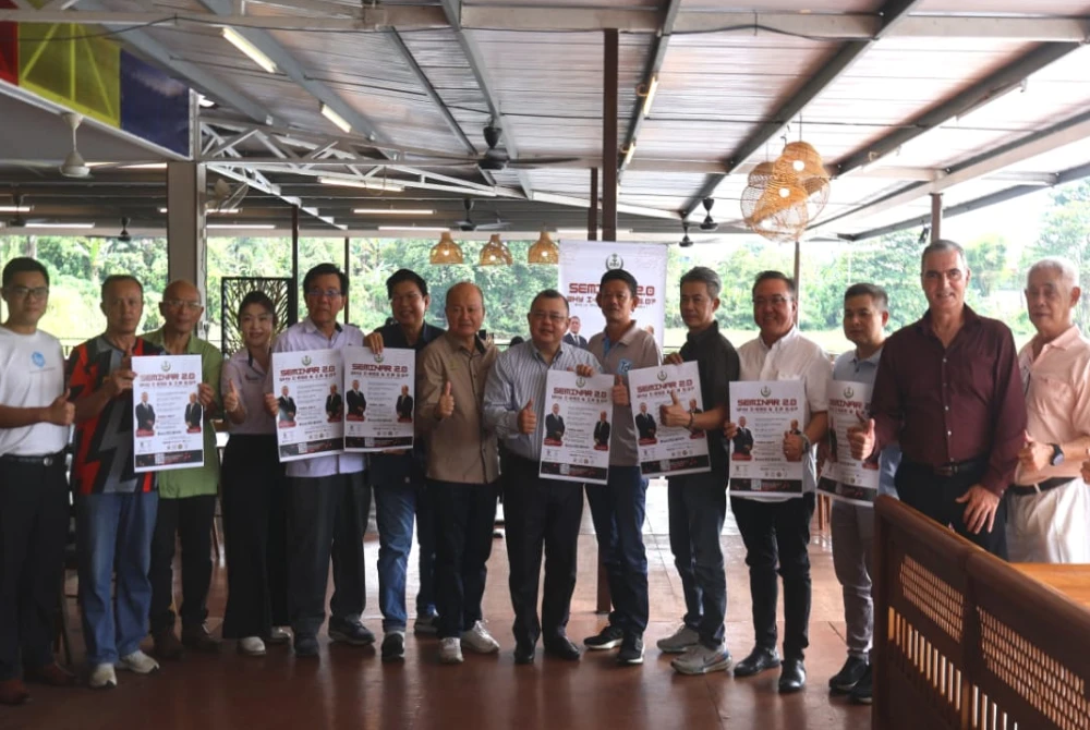 Pou Hian (tujuh dari kiri) bersama barisan komuniti Madani Jelapang A yang menyokong penganjuran Seminar 2.0: Mengapa i-ESG (Alam Sekitar, Sosial dan Tadbir Urus Inklusif) & Transformasi Perindustrian 5.0 di Pusat Konvensyen Casuarina, 16 Oktober ini.