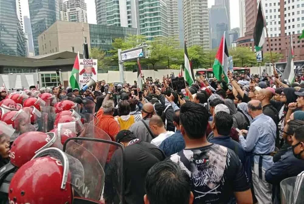 Suasana tegang kemudiannya berjaya dikawal anggota polis bertugas.