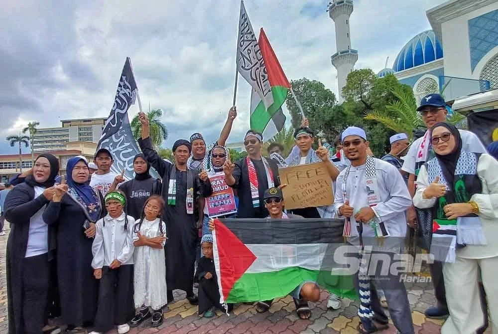 Sebahagian peserta yang terlibat dalam Himpunan Sumud Flotilla di pekarangan Masjid Negeri Sultan Ahmad Shah 1 selepas solat Jumaat. Foto Sinar Harian.
