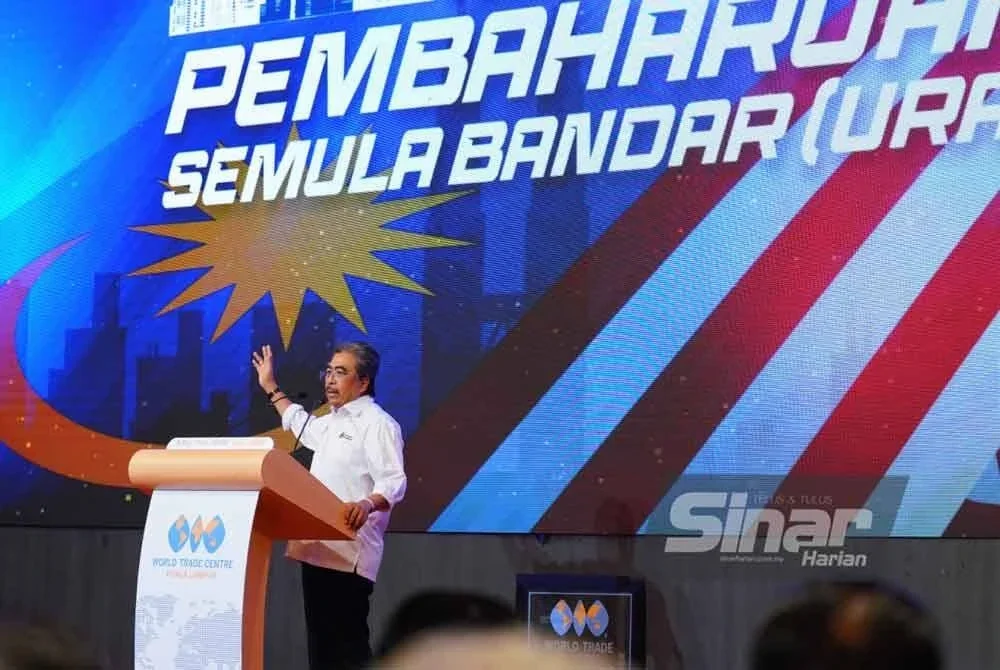 Johari ketika berucap pada Konvensyen PSB di WTCKL pada Jumaat. FOTO: SINAR HARIAN/MOHD HALIM ABDUL WAHID