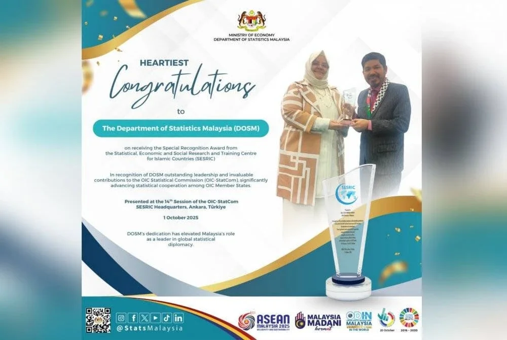 Mohd Uzir menerima penghargaan atas kepimpinan dan sumbangan dalam statistik OIC.