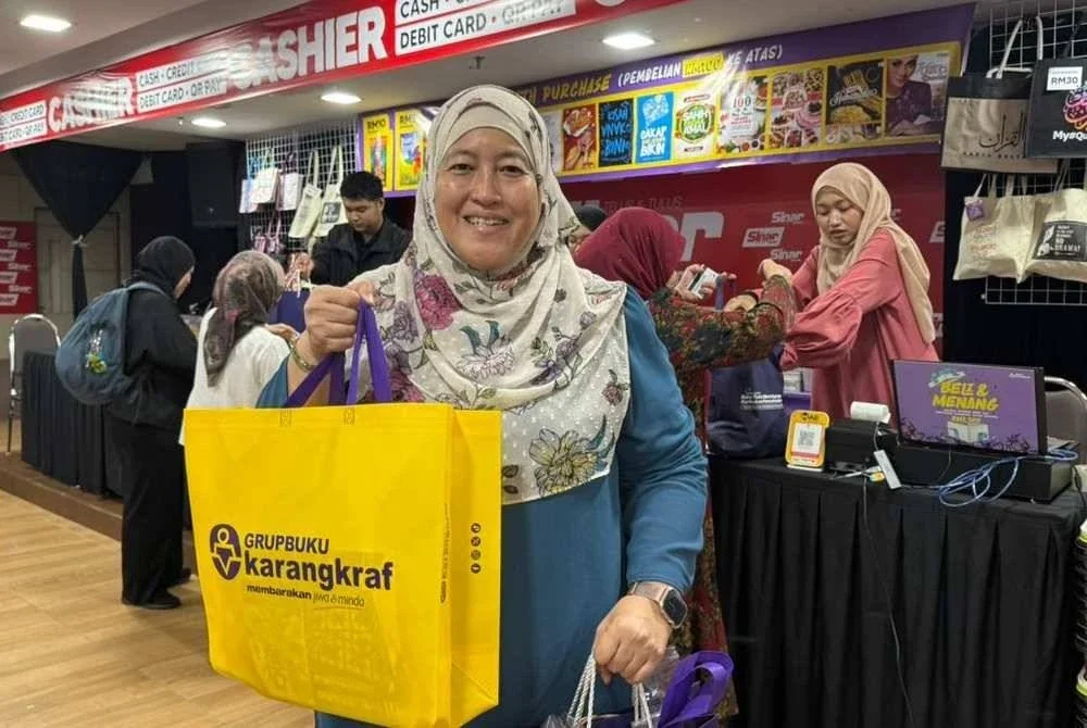 Normala memborong bahan bacaan pada harga sangat murah sempena Jualan Gudang Karangkraf 2025.