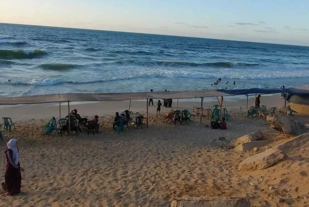 Rakyat Palestin sedia menunggu di pantai Gaza menanti hadiran bantuan yang dibawa konvoi GSF. Foto: ihsan KhaledMtr