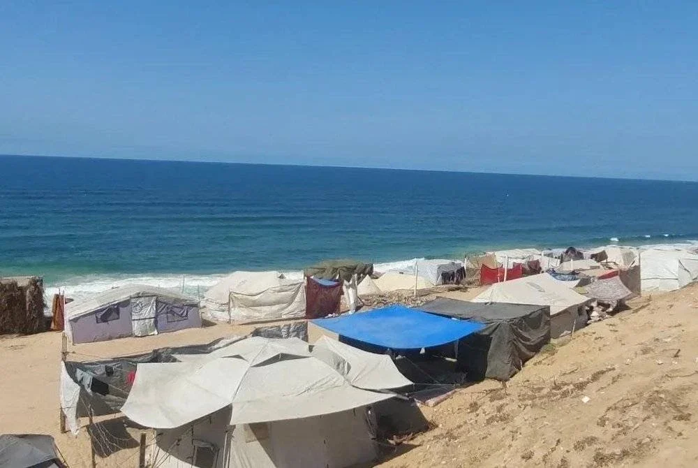 Rakyat Palestin berkhemah tepi pantai menanti kehadiran bantuan yang dibawa konvoi GSF.