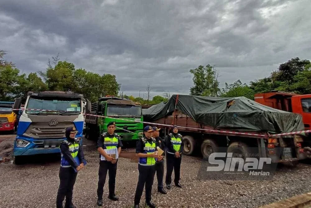 Syed Ahmad Khirulanwar (tengah) melihat kenderaan perdagangan yang disita dalam Operasi Khas Gempur Kenderaan Perdagangan yang diadakan pada 1 hingga 30 September lalu.