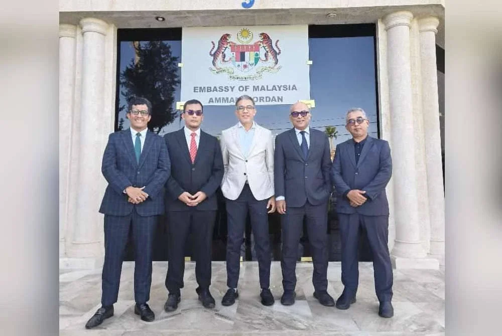 Dir Kheizwan (dua dari kanan) antara lima peguam dari CENTHRA yang kini berada di Amman, Jordan. Foto FB Dir Kheizwan Kamaruddin