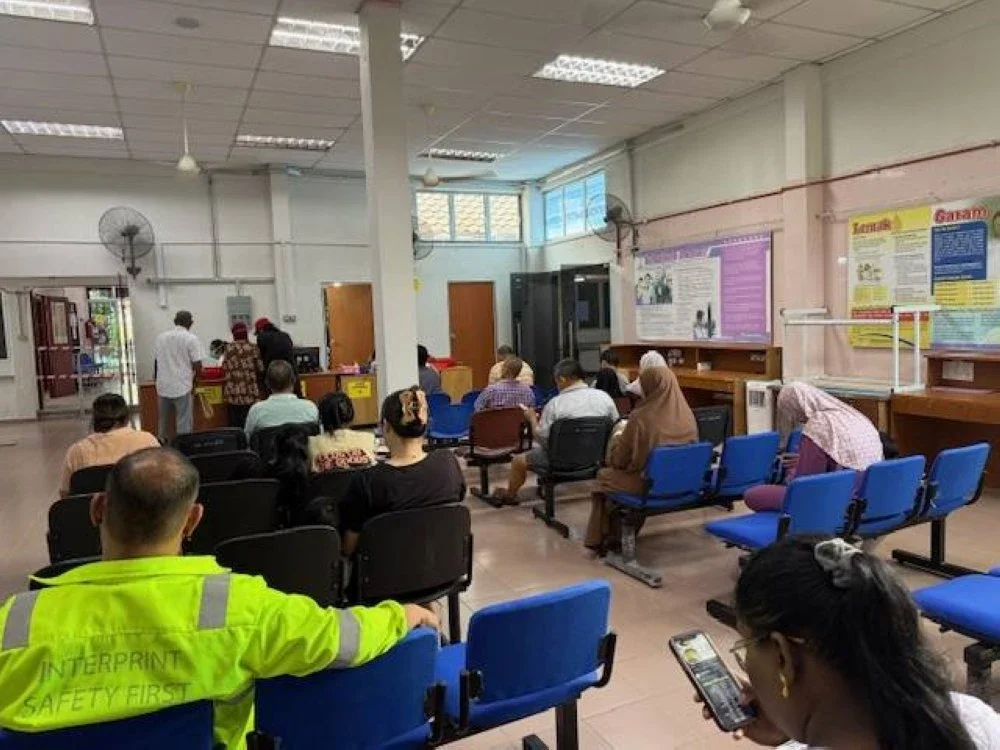 Ruangan farmasi yang selesa untuk urusan pengambilan ubat di Klinik Kesihatan Mantin.