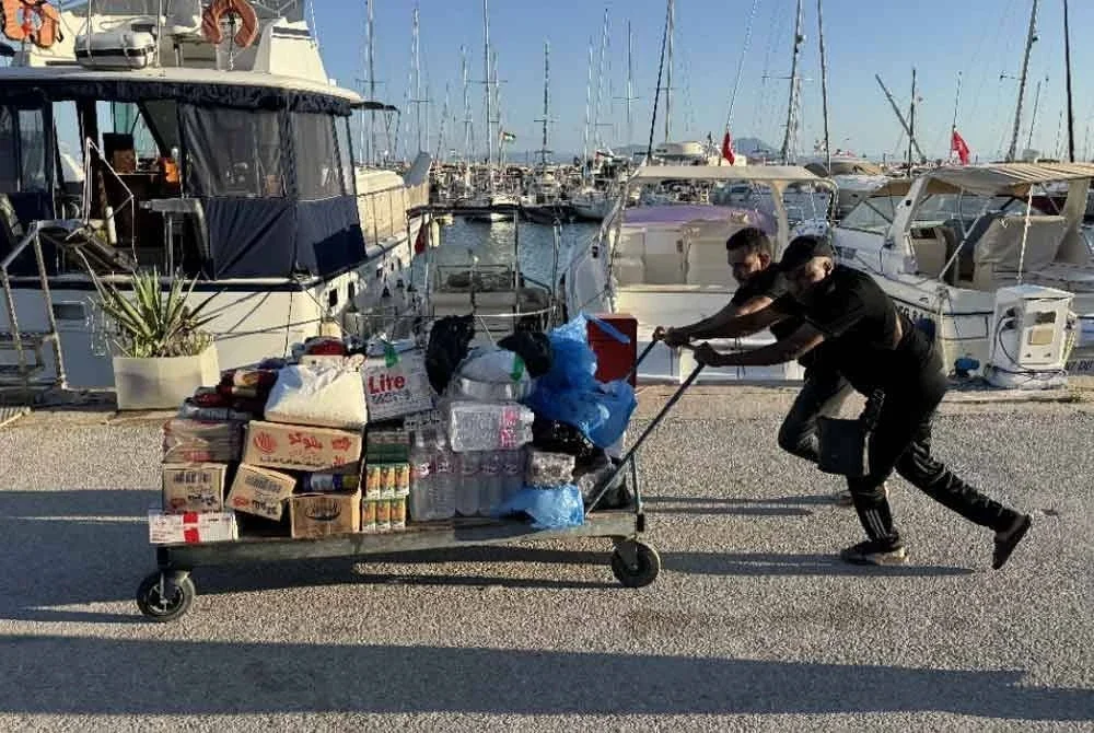 Sani Araby memaklumkan sejak awal pelayaran, pelbagai barangan bantuan sudah dikongsikan melalui media sosial rasmi GSF dan SNCC sebagai bukti misi tersebut menghantar bekalan ke Gaza. Foto ihsan SNCC