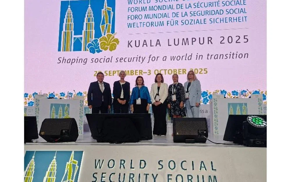 Barisan ahli panel dan moderator pada forum Keselamatan Sosial Untuk Kanak-Kanak, Keluarga dan Peluang Sama Rata, WSSF 2025 di Pusat Konvensyen Kuala Lumpur pada Khamis.