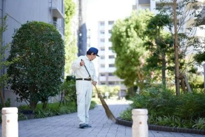 Matsubara bekerja membersihkan kawasan awam serta melakukan penyelenggaraan asas di sebuah blok kediaman di Tokyo. Agensi